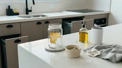 Como tirar cola de rótulo de potes e garrafas com bicarbonato e óleo