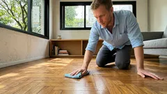 O detalhe na limpeza que mantém o piso de taco com cara de novo — sem manchar nem agredir a madeira