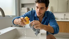 Como higienizar brinquedos sem estragar: o cuidado certo para cada material