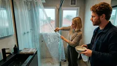 Cortina do box denuncia a rotina do banheiro: 7 cuidados para limpar sem drama (e o que evitar)