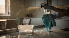 Faxina completa sem estresse: passo a passo para quarto, sala, banheiro e cozinha