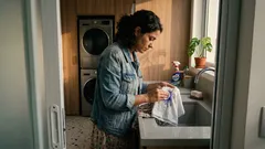 Como tirar manchas de roupa colorida sem desbotar: guia prático por tipo de sujeira