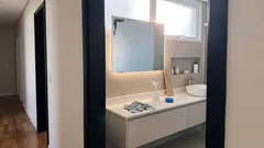 Mancha de “ferrugem” no espelho não sai na limpeza: por que começa nas bordas e como conter