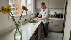 A gérbera do vaso está tombando? Como acertar luz e rega (e 3 cuidados para ela durar mais)