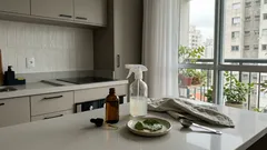 Óleo de neem nas plantas: o jeito certo de usar (e o cuidado que evita manchas e protege polinizadores)