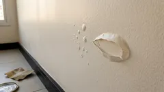 Bolhas na parede: causas mais comuns e como resolver sem voltar a descascar