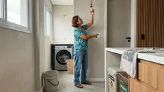 Pequenas trocas em casa — da iluminação à forma de lavar roupa — e a diferença que aparece no fim do mês