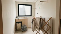 Como ganhar espaço no varal e secar roupa mais rápido em apartamento