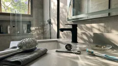 Pressão da água fraca no chuveiro e torneira: causas comuns e soluções simples