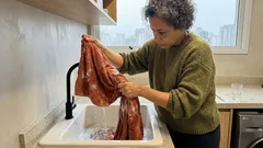 Toalha dura e sem absorção? Um “reset” simples com bicarbonato e vinagre pode ajudar