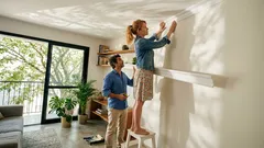 Rodateto: como acertar na medida e no material para valorizar o ambiente — sem pesar o teto