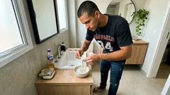 Corrente de ouro sem brilho: 6 jeitos seguros de limpar em casa (e o detalhe que muda tudo no ouro branco)