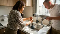 Soda cáustica no ralo: por que parece funcionar e quando vira perigo