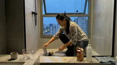 Os mosquitinhos do banheiro quase sempre vêm do ralo: o passo a passo simples (e seguro) para cortar o foco