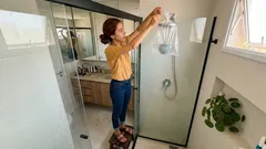 Como limpar o chuveiro por dentro e desentupir os furinhos sem mistério