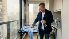 Como desamassar roupa sem ferro com um spray caseiro de 3 ingredientes