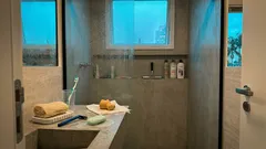 Por que o box do banheiro vira foco de sujeira — e 7 itens que vale tirar de lá