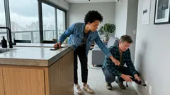 Carregar o celular na tomada durante tempestade é perigoso? Entenda o risco do raio