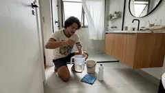 Como diluir água sanitária do jeito certo e desinfetar sem manchar a casa