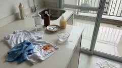 Mancha de sangue, barro ou ketchup? Com 3 cuidados e 10 misturas caseiras, dá para tirar sem estragar o tecido