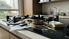 Chama do cooktop fraca? Veja como limpar os queimadores e desentupir o giclê com segurança