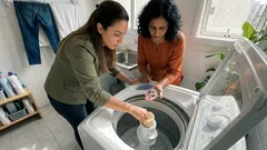 Truque da bucha vegetal na máquina de lavar para tirar pelos de pets das roupas