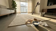 Tapete encardido e com cheiro? A ordem certa de limpar e o detalhe da secagem para não mofar