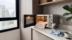 Passar roupa no micro-ondas: por que às vezes funciona — e quando pode dar problema