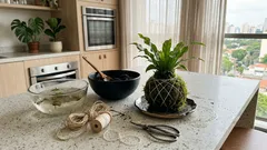 Kokedama: como fazer a “bola de musgo”, regar por imersão e usar na decoração sem erro