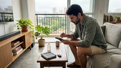 O controle remoto passa de mão em mão: o jeito simples e seguro de limpar sem encharcar