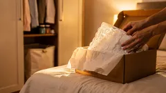 Como guardar roupa de bebê e de batizado sem amarelar nem mofar