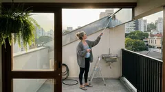 Telhado galvanizado: a limpeza certa para durar mais (e o que nunca usar)