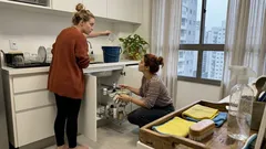 Os 9 produtos de limpeza que resolvem 90% da casa sem encher o armário