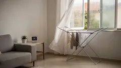 Como secar roupa em apartamento pequeno sem deixar a casa úmida